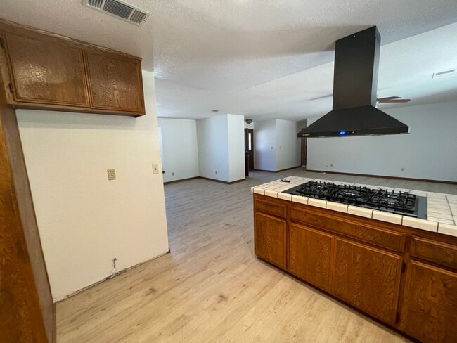 Building Photo - Golf Course- On The Mesa 3 Bedrooms, 2 Bathrooms, New Paint,