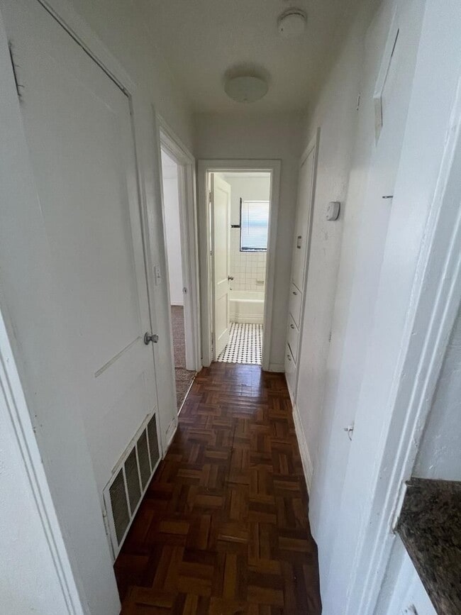 Building Photo - 1 Bedroom 1 Bathroom Duplex For Lease 8/4/...