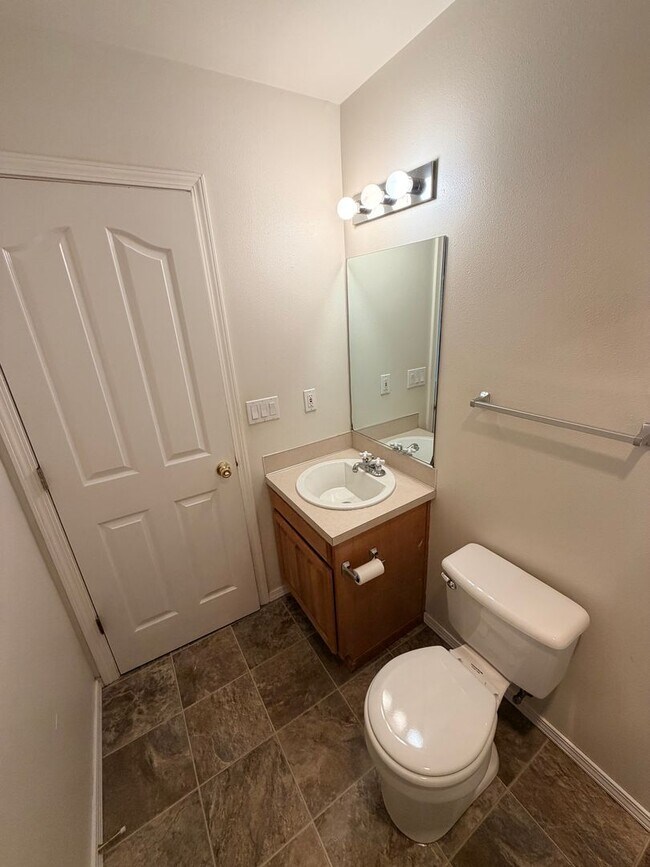 Building Photo - *Half-Off 1st Month's Rent!* Large Three Bedroom Duplex in Keizer