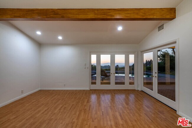 Building Photo - 3115 Dona Susana Dr
