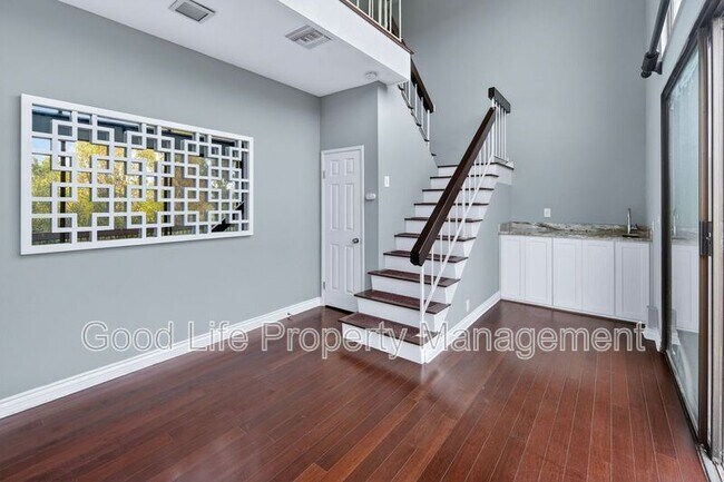 Building Photo - 2564 Navarra Dr