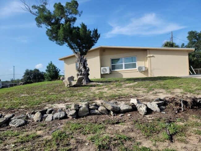 Building Photo - 1700 Chaucer Rd