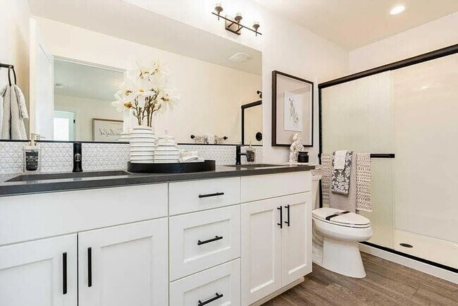 Building Photo - Eastside townhome in the desirable Petrosa neighborhood