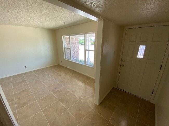 Building Photo - Northeast El Paso 3bed/2bath w/LOTS of living space!
