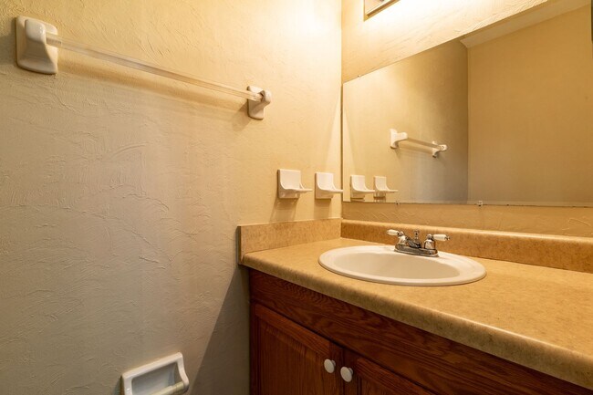 Building Photo - 2 Bedroom, 2.5 Bath Townhome In SW Pickwick Park