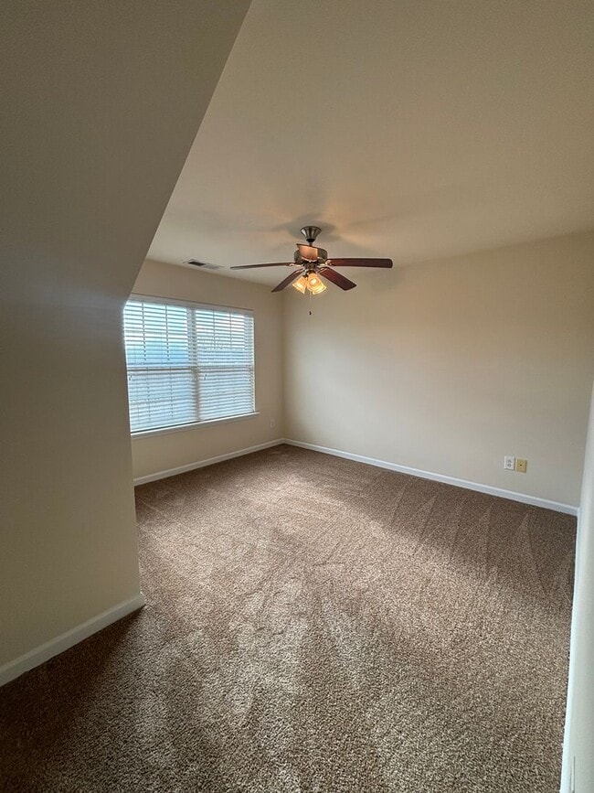 Building Photo - Spacious End Unit 3BR/2.5BA Townhouse