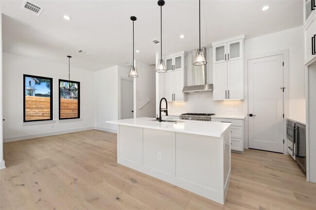 Building Photo - 4010 Valley View Rd