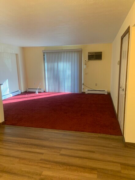 Building Photo - 1166 Middle Tpke W