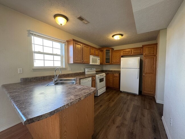 Building Photo - Spacious 3 bedroom, 2.5 bathroom Duplex