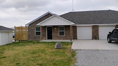 Building Photo - 210 Hoover Ln