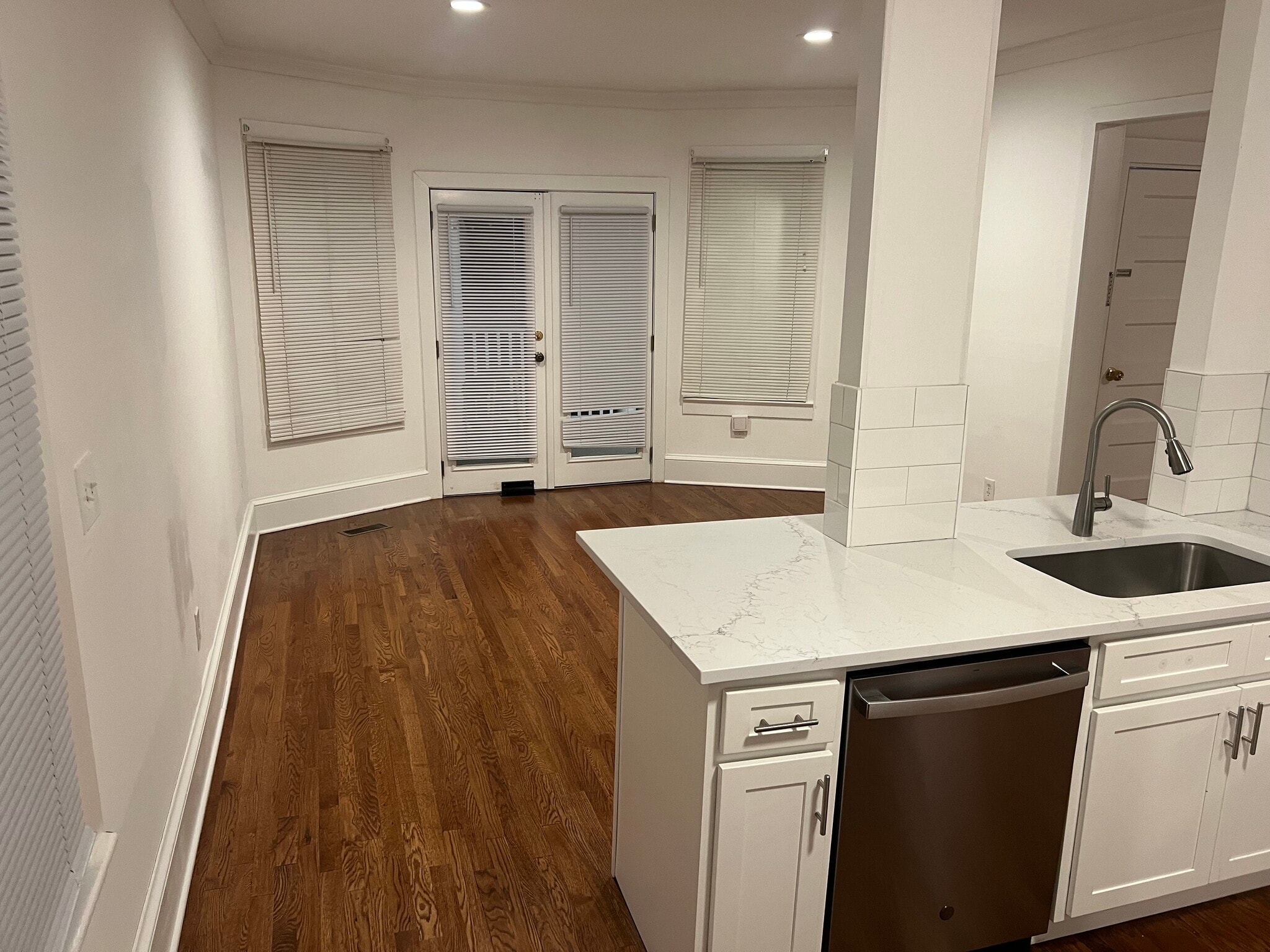 Building Photo - 305 Grovers Ave