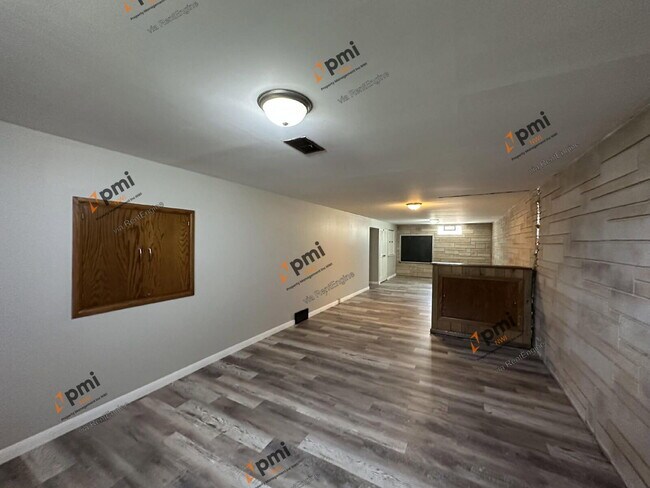Building Photo - 1137 N Jay Ave