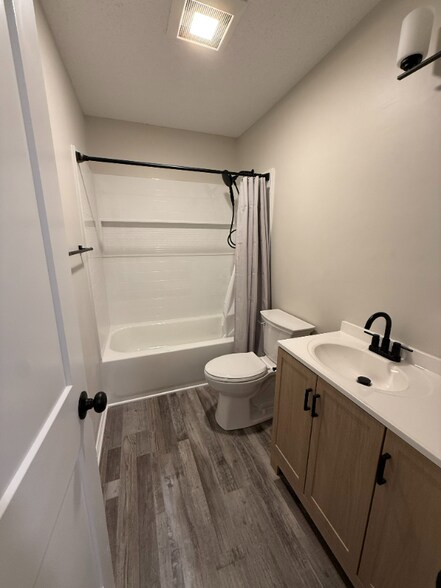 Building Photo - 120 Asbury Way