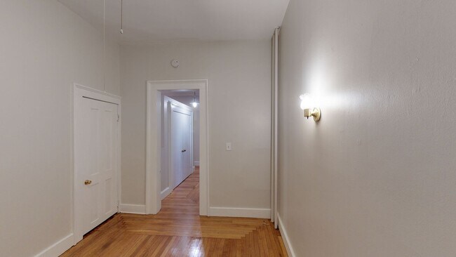 Building Photo - Free Month's Rent | Gorgeous 3-Bedroom Apartment in Wooster Square