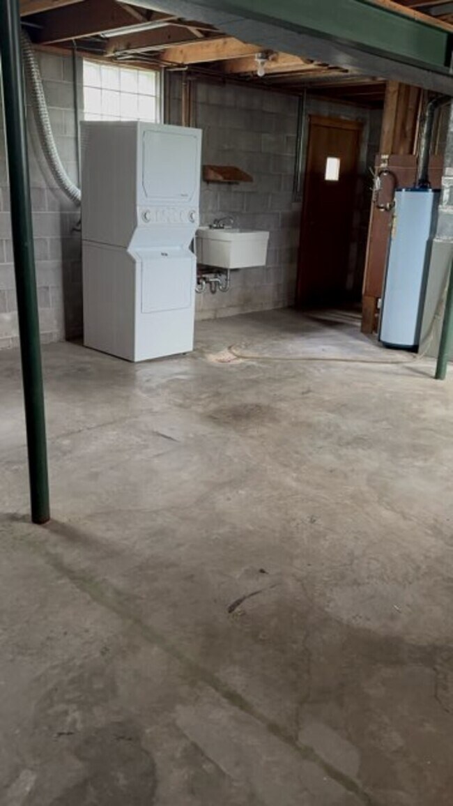 Building Photo - SeeMore Properties