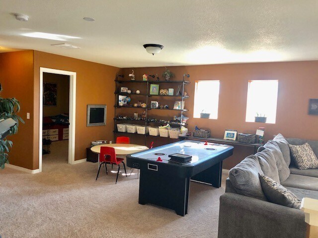 Building Photo - Beautiful Bedroom in Forest Meadows!