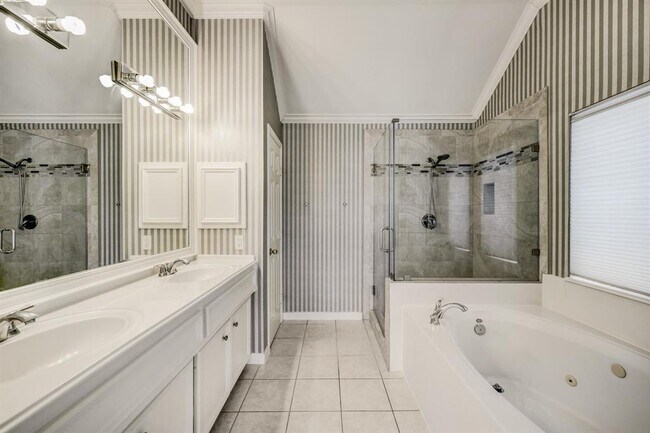 Master Bathroom with hot tub - 1426 Crocker St