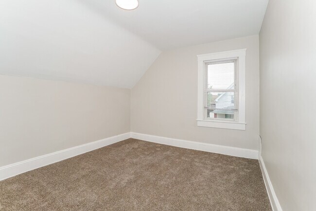 Building Photo - Charming 3-Bedroom Cleveland Home