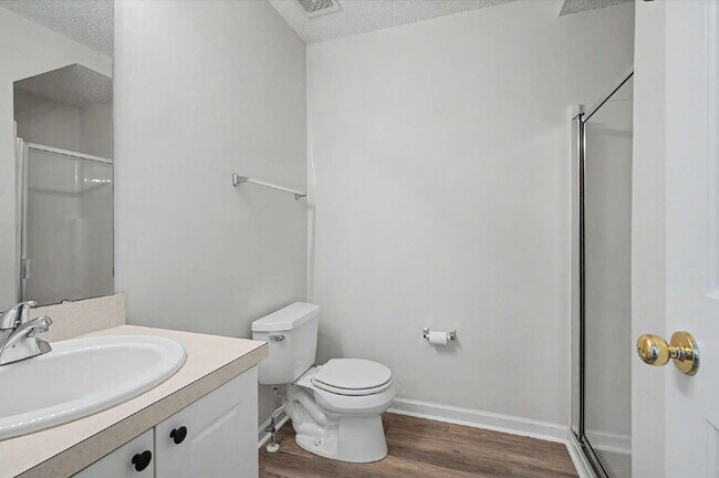 Building Photo - Townhome in Desirable Hedingham Community