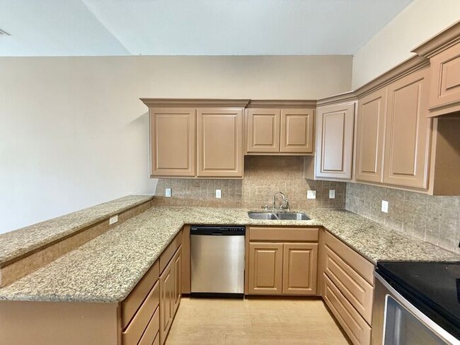 Building Photo - 4 Bedroom 3.5 Bath Duplex in East Tyler!