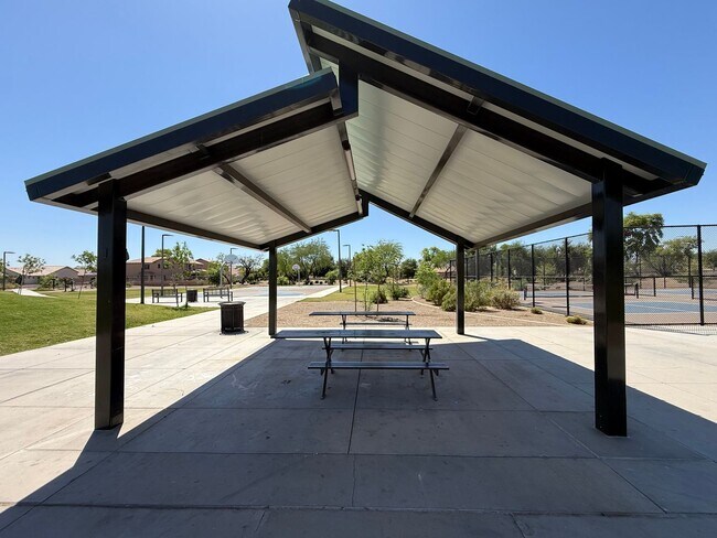 Building Photo - BRAND NEW CARPET 3 Bedroom 2 Bathroom Spacious Floorplan!