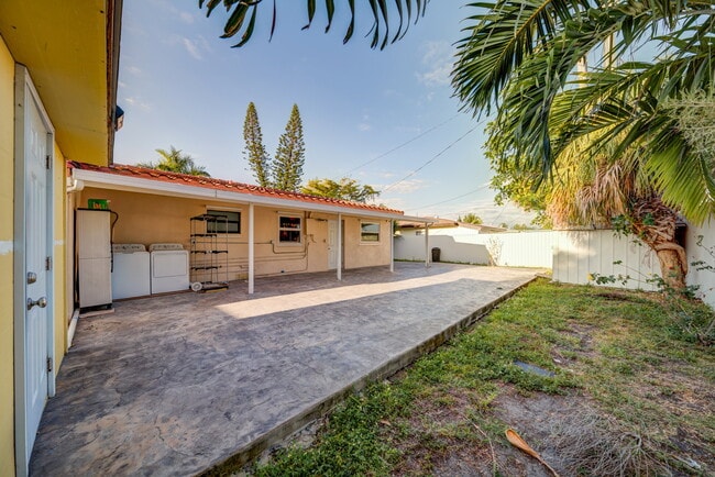 Building Photo - 917 NE 164th St