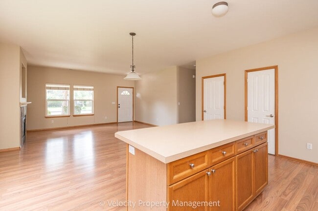 Building Photo - Charming Single Level Home!
