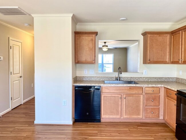 Building Photo - Town Home for Rent Minutes From Piney Gree...