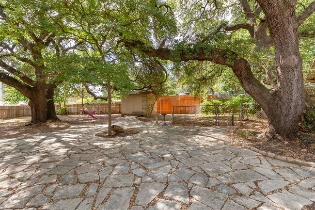 Building Photo - 2305 Westforest Dr