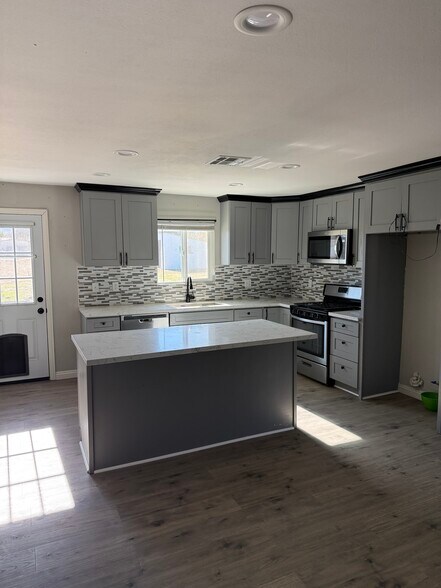 Kitchen - 9302 E Avenue R14