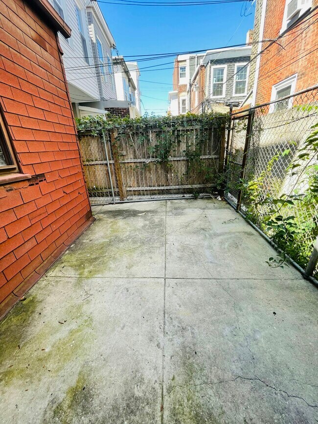 Building Photo - 2831 W Oxford St