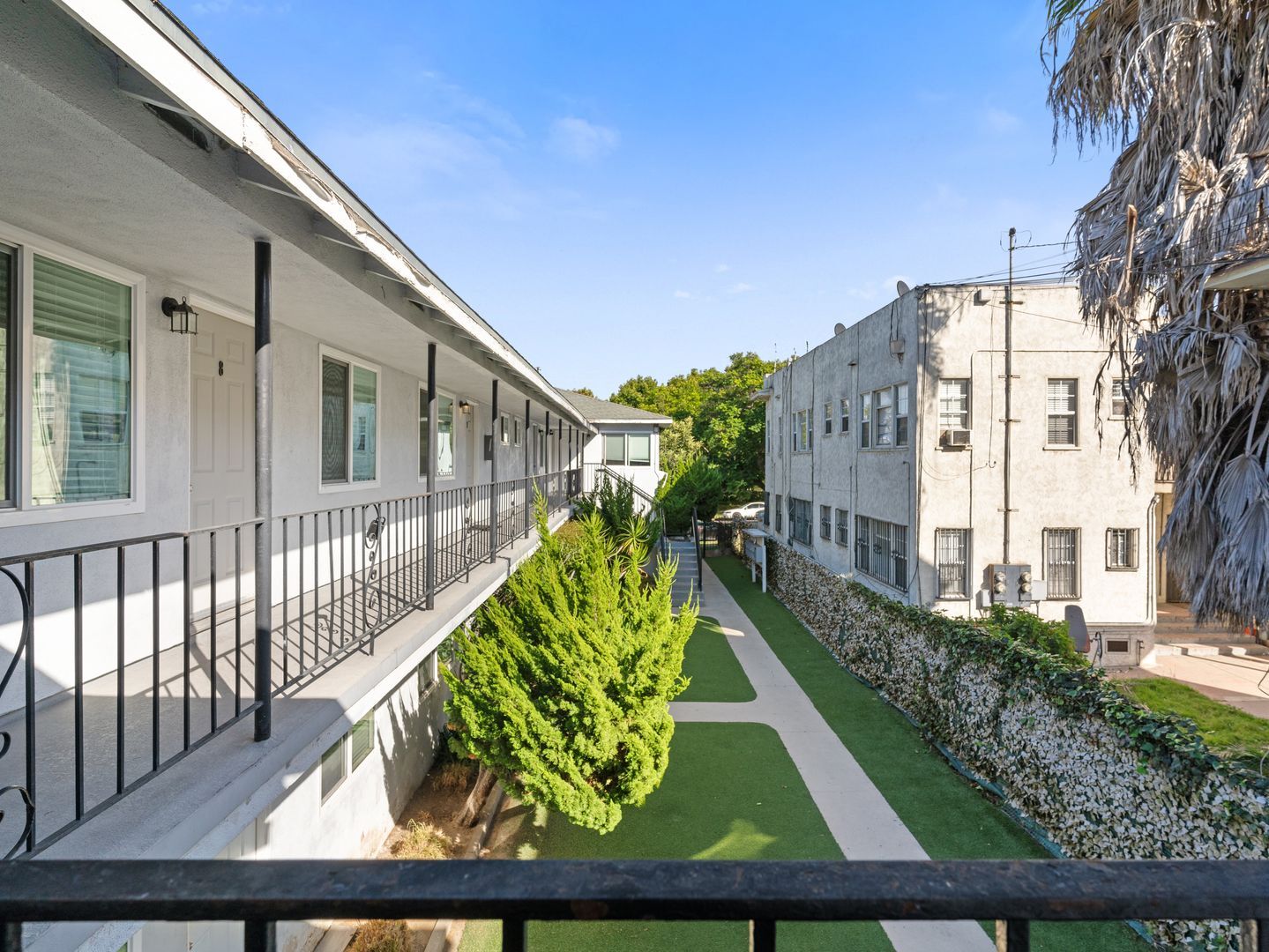 Building Photo - 1577 Pine Ave