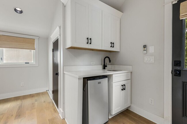 Building Photo - BEAUTIFUL CUSTOM BUILT HOME. 12 SOUTH ACRO...