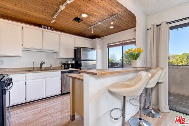 Building Photo - 5805 Whitsett Ave