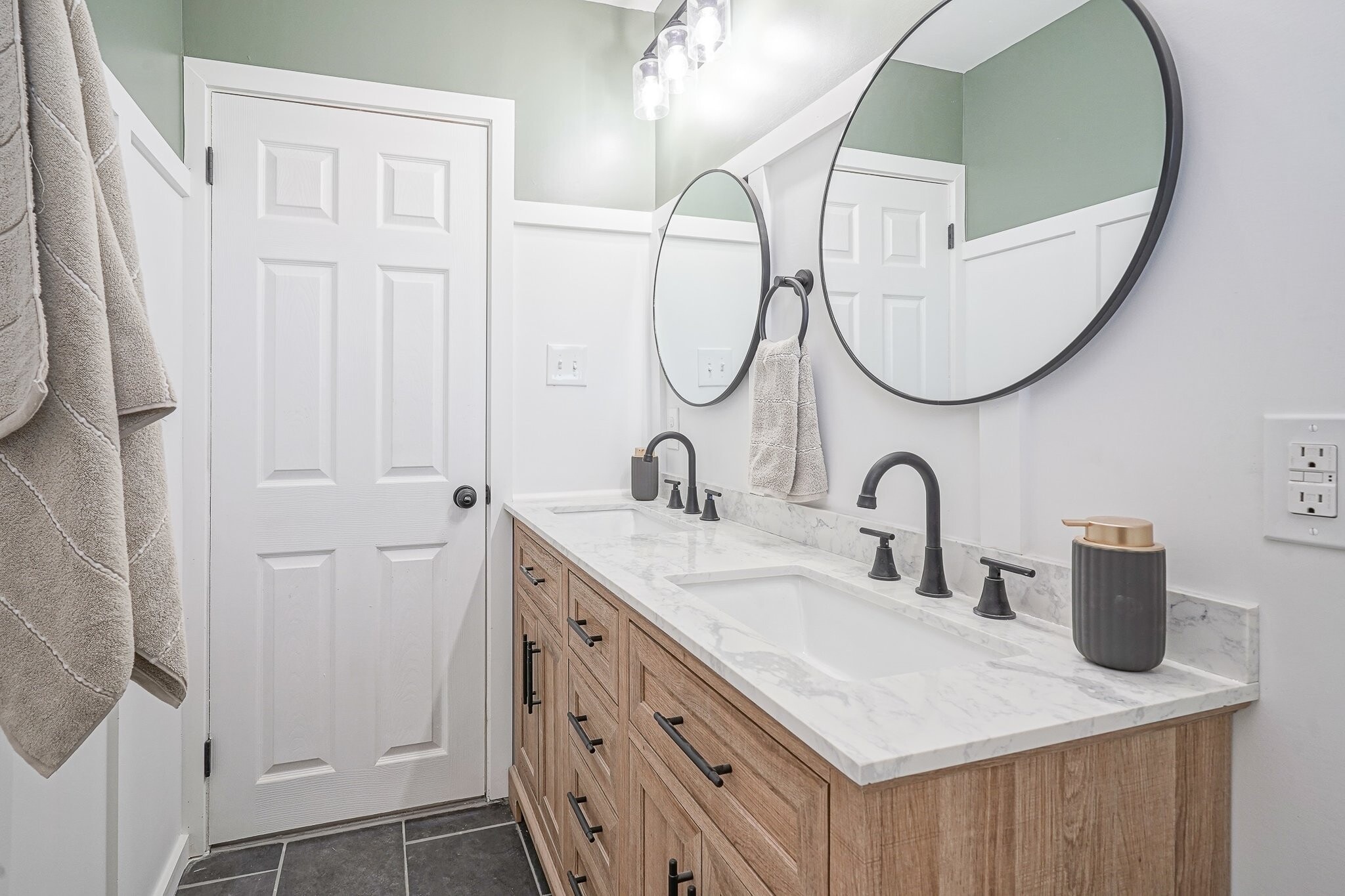 Building Photo - 311 Oakwood Dr