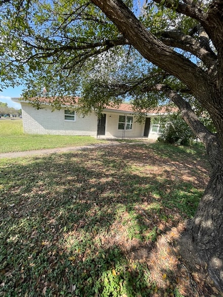 Primary Photo - 105 Faye Dr