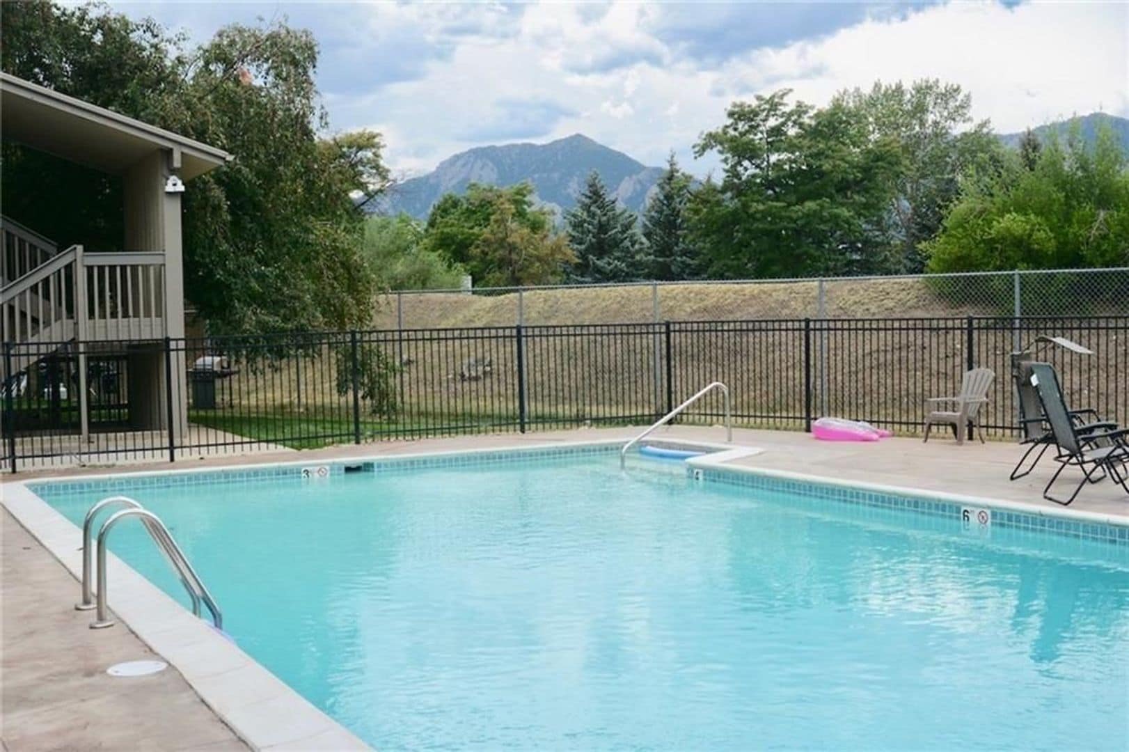 Building Photo - 625 Manhattan Pl