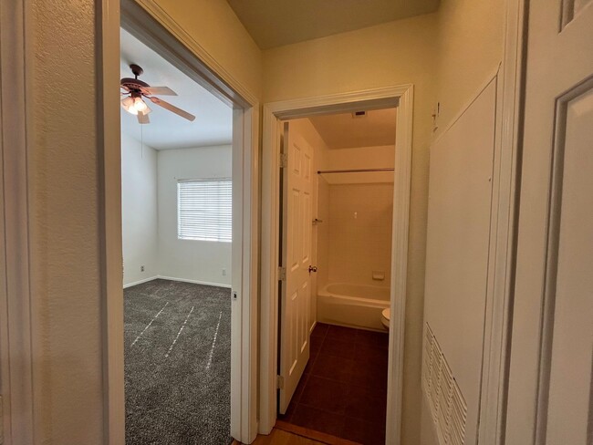 Building Photo - Fantastic 2 Bedroom Condo with Attached Garage