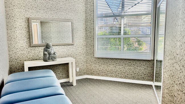 Building Photo - Luxury & Bright Top-floor in one of the sa...
