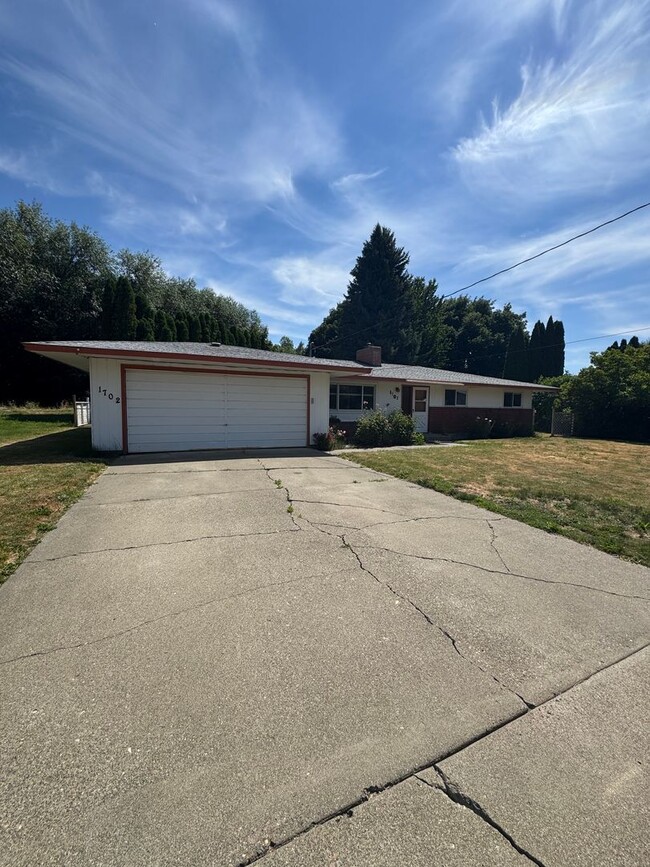Building Photo - Updated 3-Bedroom Home with Large Fenced Yard