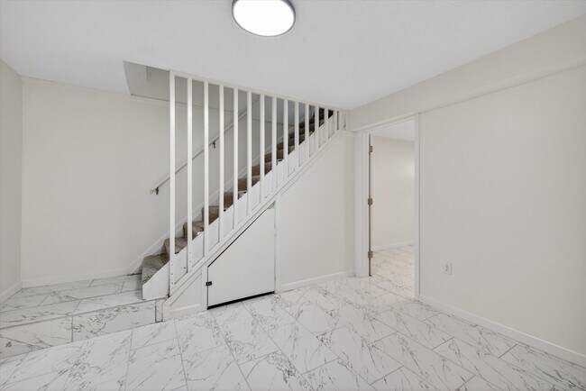 Building Photo - 599 E Graham Pl