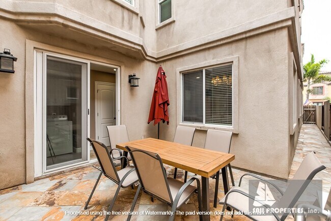 Building Photo - Gorgeous, Large downtown Huntington Beach Vacation Rental