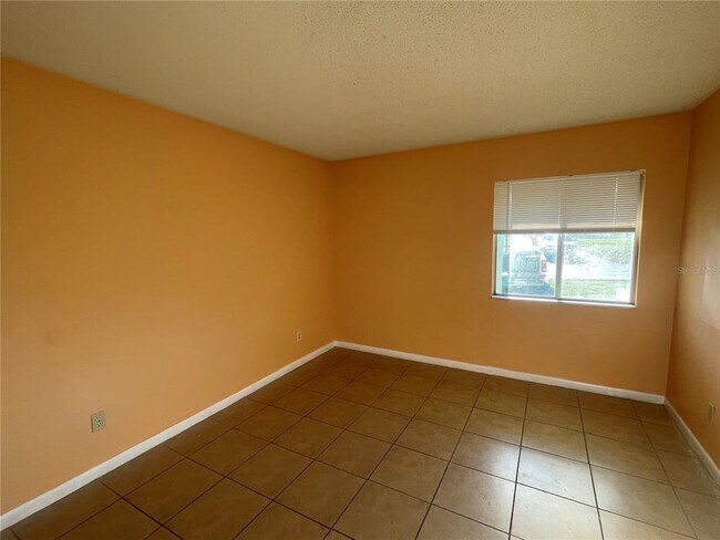 Building Photo - 549 Fairways Dr