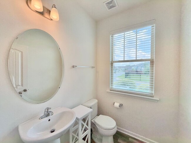Building Photo - Stunning 3BD, 2.5BA End Unit Townhome in t...