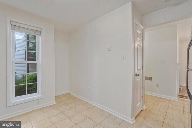 Building Photo - 10070 Oakton Terrace Rd