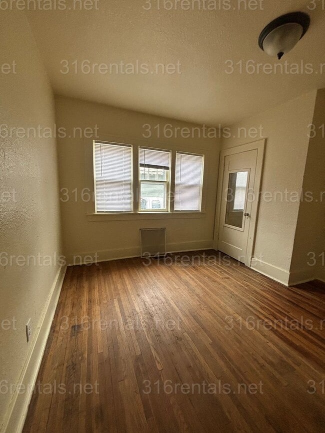 Building Photo - 3 bed 1 bath available NOW!