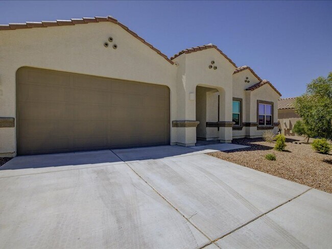 Building Photo - Corona de Tucson 4 Bedroom 2 Bathroom