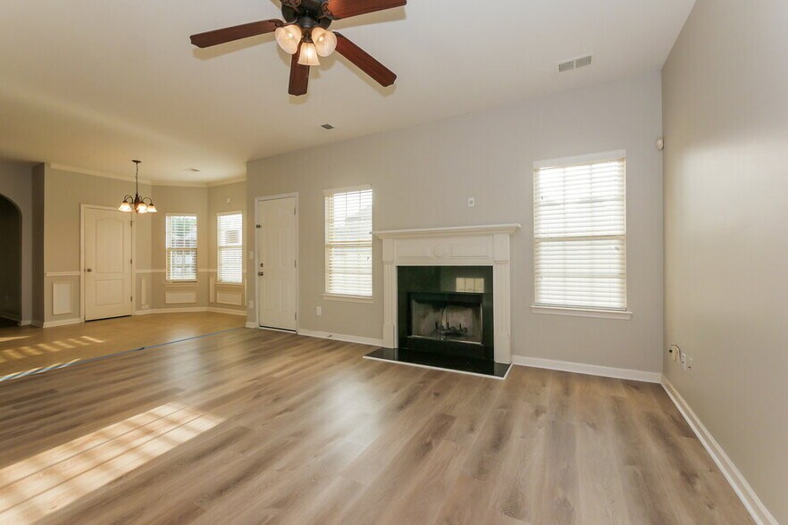 Building Photo - 215 Madison Grace Ave