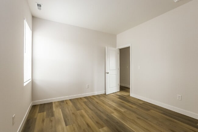 Building Photo - "Charming 3-Bed, 2-Bath Duplex on Broad Ripple Ave – Spacious 1250 Sq. Ft. Living in Vibrant Indi...