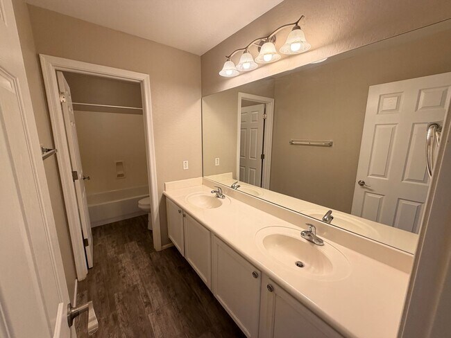 Building Photo - Spacious 5Bdm 3.5Ba Litchfield Park Home in a Small Gated Community